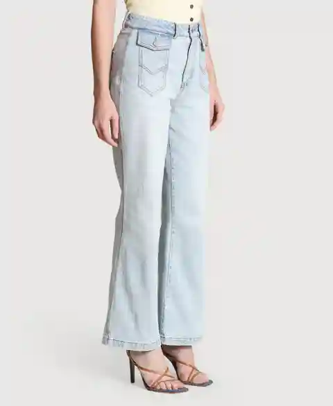 Avec Les Filles Women's Flare Leg Patch Pocket Jeans - Light Wash