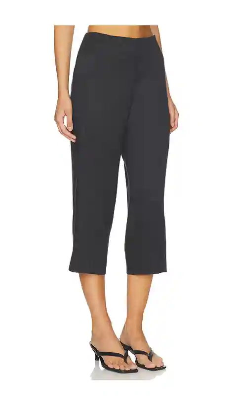Theory Slit Capri in Black. - size 0 (also in 00, 2, 4, 6, 8)